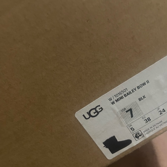 Black Ugg boots size 7 - Picture 6 of 6